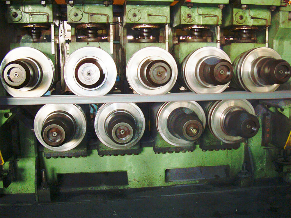 Section straightener hot rolling mill